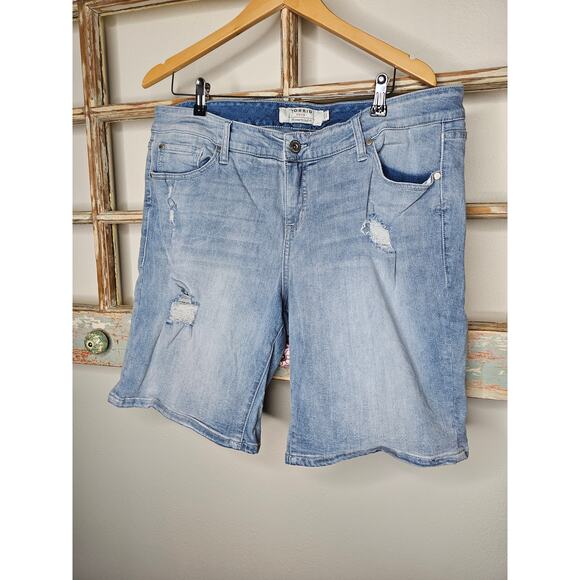 Torrid Distressed Denim Light Wash Ladies Shorts size 18 - Picture 1 of 6